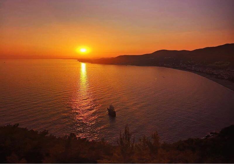Wycieczka łodzią o zachodzie słońca w Alanyi